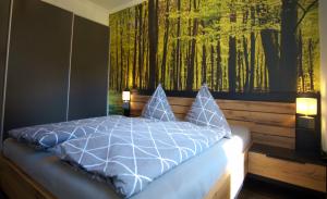 Schlafzimmer mit einem Bett mit Wandgemälde in der Unterkunft Ferienwohnung Busch in Bad Sachsa