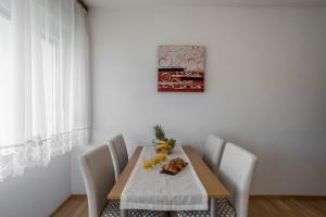 Fotografie z fotogalerie ubytování Spacious apartment with three double bedrooms v destinaci Stari Grad