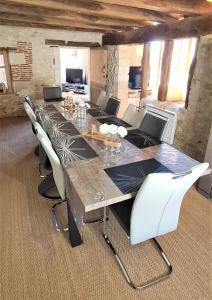 Imagen de la galería de Gîte Atypique 2 à 8 PERSONNES avec piscine jacuzzi proche châteaux de la Loire, en Mosnes