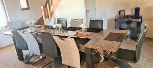 Imagen de la galería de Gîte Atypique 2 à 8 PERSONNES avec piscine jacuzzi proche châteaux de la Loire, en Mosnes