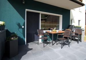a patio with a table and chairs and a window at Ferienwohnung Busch 1 in Bad Sachsa