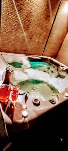 ヤストシェンビャ・グラにあるWilla Klif &Spaの汚れたバスルームの洗面台(ボトル1本、液体付)