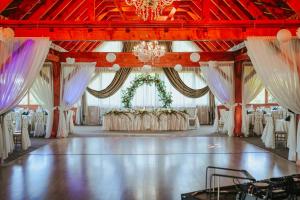 une salle de banquet avec des tables, des chaises et un lustre dans l'établissement Hotel Restaurant Park, à Miercurea-Ciuc