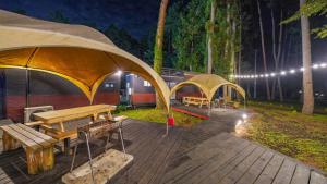 Ein Garten an der Unterkunft 森と湖の楽園ＷorkshopＣampＲesort