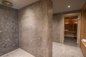 y baño con pared de piedra y ducha. en Goldbrunn, en Oberstdorf 88 fotos más