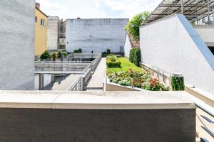 uma vista para um jardim a partir do telhado de um edifício em Darling Apartman em Szeged