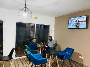 TV a/nebo společenská místnost v ubytování Moya Résidence by MD