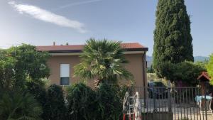 una casa con una palmera delante de ella en Appartamento Villa lucia, en SantʼEufemia Lamezia