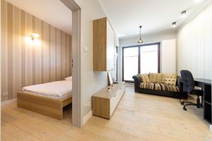 sypialnia z łóżkiem, biurkiem i krzesłem w obiekcie VIP Apartamenty Białystok w mieście Białystok