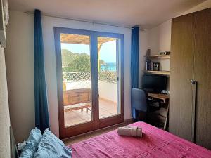 Ліжко або ліжка в номері Stylish home with views 4 min walk to the beach!!
