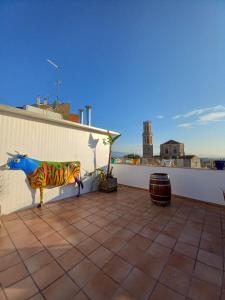 eine Kuhstatue auf der Dachseite in der Unterkunft Hotel Plaza Inn in Figueres