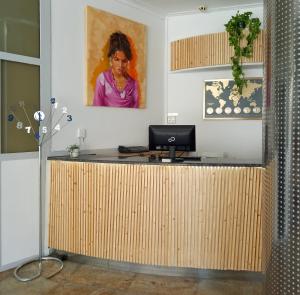 ein Büro mit einer Rezeption mit einem Gemälde an der Wand in der Unterkunft Hotel Plaza Inn in Figueres