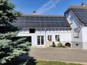 una casa con pannelli solari sul tetto di House MayFa 