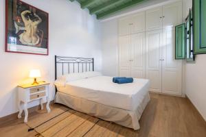 Postel nebo postele na pokoji v ubytování Charming apartment at La Alameda Seville City Center by OCityzen