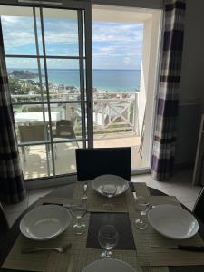 プレヌフ・ヴァル・アンドレにあるMagnifique vue mer - Tout confortの海の景色を望むダイニングテーブル