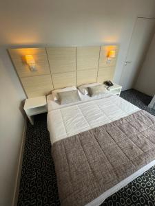 - une chambre avec un grand lit et 2 tables de chevet dans l'établissement Magnifique vue mer - Tout confort, à Pléneuf-Val-André