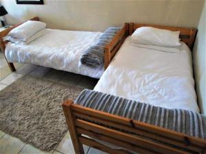 Un pat sau paturi într-o cameră la Cenikma Guest Suites - Family Room 1
