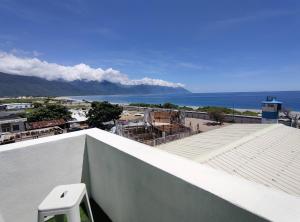 a view of the ocean from the roof of a building at Perfect Homestay in Dahan