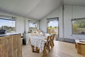 uma cozinha e sala de jantar com mesa e cadeiras em Finest Retreats - The Herdwick Safari Tent em Hertford