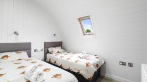 מיטה או מיטות בחדר ב-Finest Retreats - The Highland Camping Pod