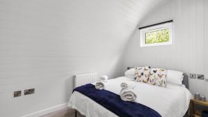 un dormitorio con una cama con animales de peluche en Finest Retreats - The Chicken Coop, en Hertford