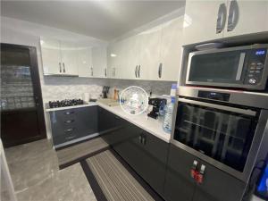 una cucina con forno a microonde e piano cottura forno superiore di Villa 20 km from Iasi, free parking 