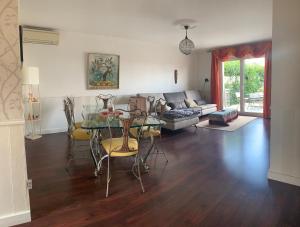 Maison standing في موريه: غرفة معيشة مع طاولة وكراسي وأريكة