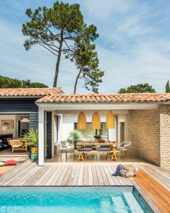 a house with a swimming pool and a patio at Belle villa rétaise 4 étoiles avec piscine chauffée in La Couarde-sur-Mer