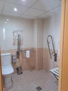 A bathroom at Hotel Plaza Inn