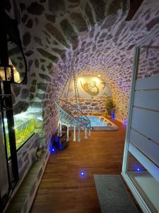 een kamer met een hangmat in een bakstenen muur bij Chez Marco Gîte & SPA U FILANCIU in Muro