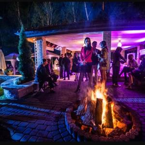 コンスタンチン・イェジオルナにあるNoce i Dnie Hotelの夜の火台の周りに立つ集団