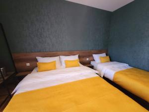 Rúm í herbergi á Paradise Inn Kazbegi