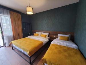Rúm í herbergi á Paradise Inn Kazbegi