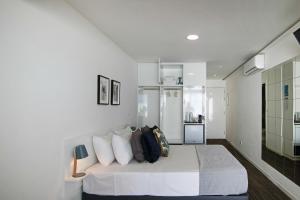 a bedroom with a large white bed with pillows at Phaedrus Living: Luxury Suite Nicosia 502 in Nicosia
