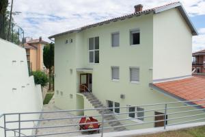 ein Haus mit einer Treppe, die hinauf führt in der Unterkunft Počitniški dom Portorož / Portoroz Holiday Home in Portorož