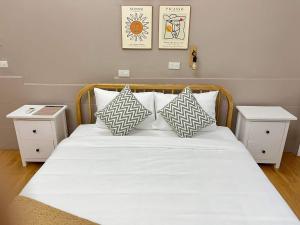 Hidden Hue Homestay في هوى: غرفة نوم مع سرير مع موقفين ليلة بيضاء