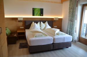 1 dormitorio con 1 cama con sábanas y almohadas blancas en Zimmervermietung Gröberhof, en Scena