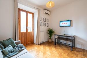 ローマにあるColosseum House - Private Rooftop, Jacuzzi Hot Tub & Viewのソファとテーブルのあるリビングルーム +24枚の写真