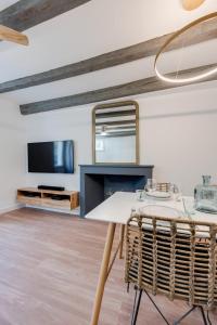 Televízia a/alebo spoločenská miestnosť v ubytovaní L'Escale Bleue - Apartment for 2 to 4 people in the heart of Annecy