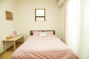 um quarto com uma cama, uma mesa e uma janela em 615-13 Higashiboricho, which descends from Kamicho - Vacation STAY 83236 em Quioto