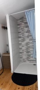 Bilik mandi di Charmant logement avec terrasse +3 gambar