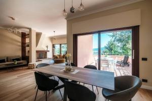 comedor con mesa y sillas y sala de estar en Villa Sofia, en Como