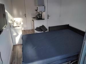 a small room with a bed in a room at Studio indépendant in Fouras +4 photos