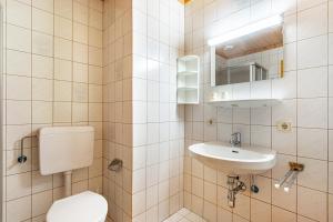 łazienka z toaletą i umywalką w obiekcie Ferienwohnung Jägermeister w mieście Sankt Martin bei Lofer +16 zdjęć
