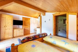 ein Wohnzimmer mit einem Sofa und einem Tisch in der Unterkunft Ferienwohnung Weissbacher in Sankt Martin bei Lofer