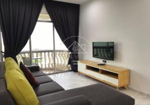 ein Wohnzimmer mit Sofa und Fernseher in der Unterkunft Cozy Apartment 2BR 5pax Glory Beach Resort in Port Dickson