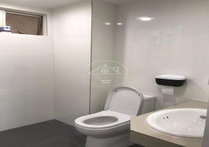 ein weißes Badezimmer mit Toilette und Waschbecken in der Unterkunft Cozy Apartment 2BR 5pax Glory Beach Resort in Port Dickson + 12 Fotos