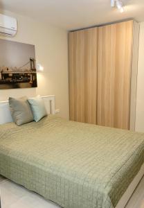- une chambre avec un lit et un placard en bois dans l'établissement ~ The Blue Apartment ~ 1BD with a Cozy Balcony, à Varna