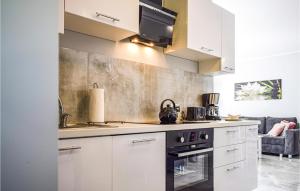 Η κουζίνα ή μικρή κουζίνα στο 2 Bedroom Beautiful Home In Nowe Warpno