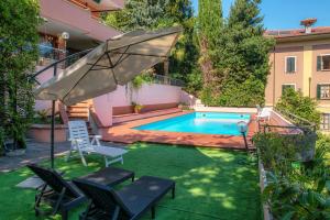 Piscina de la sau aproape de JOIVY Villa Sofia